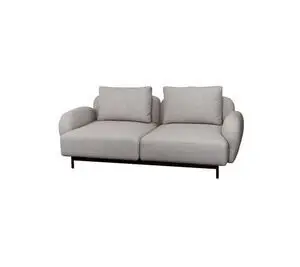 Lys brun 2-personers sofa med lave armlæn og tykke puder, enkel og strømlinet base.